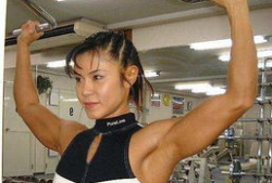 日本女子健美比赛视频,肌肉线条勾勒青春风采